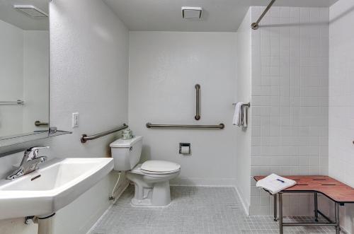 La salle de bains blanche est pourvue de toilettes et d'un lavabo. dans l'établissement Motel 6-Coos Bay, OR, à Coos Bay