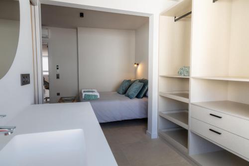 sypialnia z łóżkiem i lustrem w obiekcie Luminoso ático en el centro w mieście Santa Cruz de Tenerife