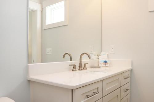 Ένα μπάνιο στο Desoto 1 by Pristine Property Vacation Rentals