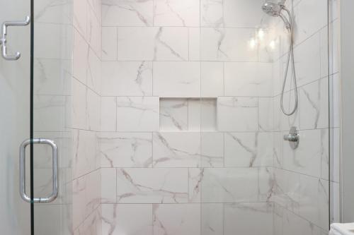 Ένα μπάνιο στο Desoto 1 by Pristine Property Vacation Rentals