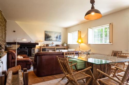 ein Wohnzimmer mit Sofa und Tisch in der Unterkunft Casa Crisa in Marín