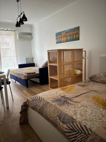 une chambre avec un lit et un salon dans l'établissement Studio 2 étoiles à Menton pour 4 personnes, à Menton