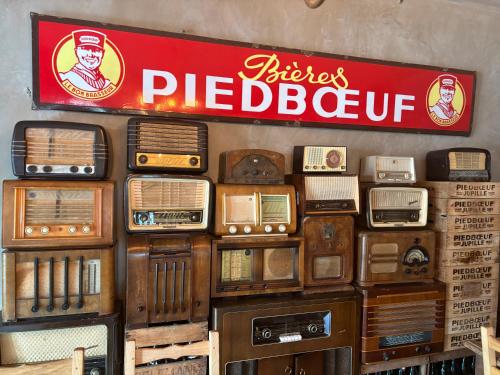oude radio's aan de muur bij Auberge du Carrefour in Vielsalm