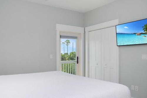 Televisyen dan/atau pusat hiburan di Desoto 2 by Pristine Property Vacation Rentals