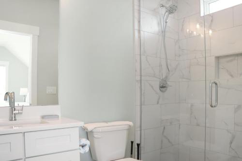Bilik mandi di Desoto 2 by Pristine Property Vacation Rentals