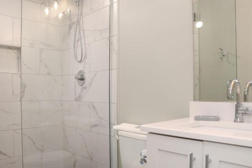 Bilik mandi di Desoto 2 by Pristine Property Vacation Rentals