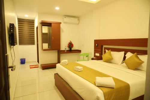 a bedroom with a large bed in a room at Misty Avenue Premium Rooms in Anachal