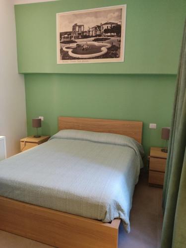 um quarto com uma cama e uma fotografia na parede em Sottosanta em Numana