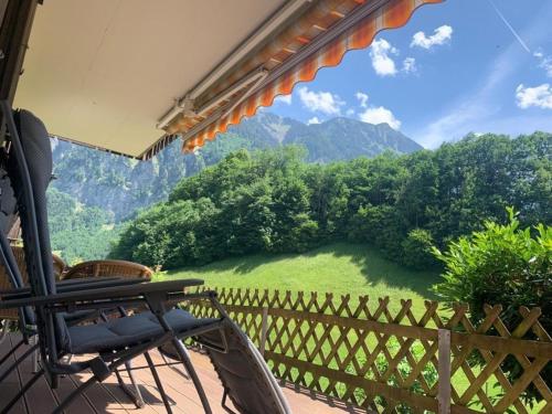 patio con mesa y vistas a la montaña en Wohnung Bemer-Rempfler - b48555, en Lungern