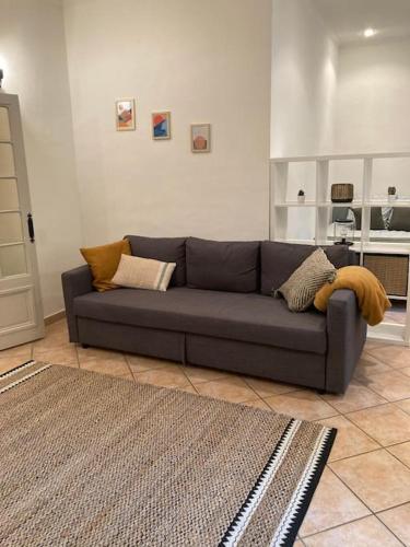 - un canapé dans le salon avec un tapis dans l'établissement Appartement cosy à 2 pas de la gare, à Marseille