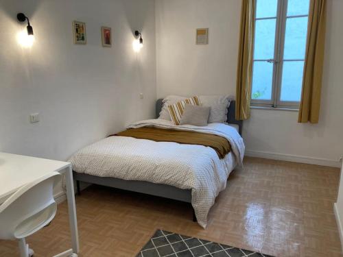 une chambre avec un lit dans une pièce avec une fenêtre dans l'établissement Appartement cosy à 2 pas de la gare, à Marseille