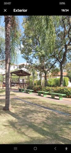 利梅拉的住宿－Apartamento em limeira，一个带长椅、凉亭和树木的公园