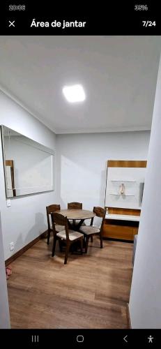 利梅拉的住宿－Apartamento em limeira，配有桌椅和床的房间