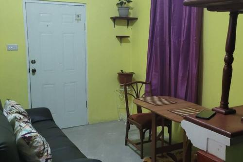 ein Wohnzimmer mit einem Sofa und einem Tisch in der Unterkunft Dominica beach vacation rental in Roseau
