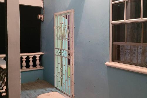 eine Tür in einem Zimmer mit blauer Wand in der Unterkunft Dominica beach vacation rental in Roseau