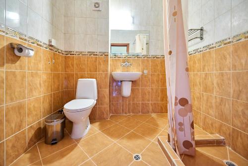 ポモリエにあるComplex Relax Pomorie All Inclusiveのバスルーム(トイレ、洗面台付)