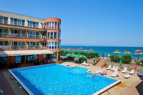 un hotel con una gran piscina junto al océano en Complex Relax Pomorie All Inclusive, en Pomorie