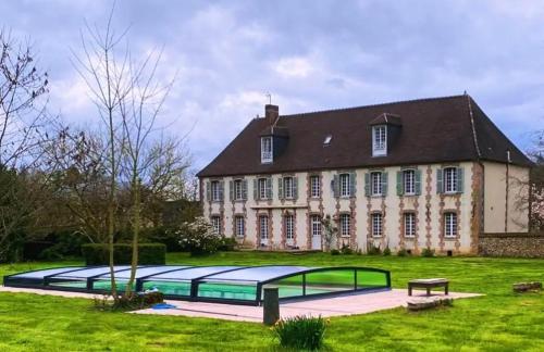 a large building with a pool in front of it at Au vieux Château in Villotran