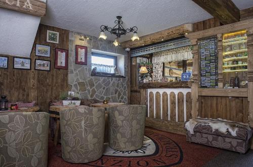 Lounge nebo bar v ubytování Wellness Penzion Strachan