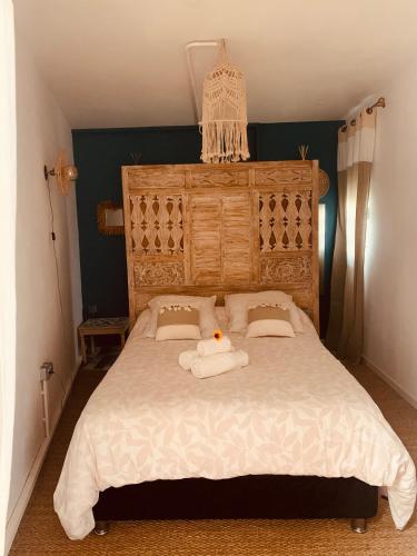 Tempat tidur dalam kamar di Villa Bohème cocooning chic piscine jacuzzi 2 minutes à pied du lagon
