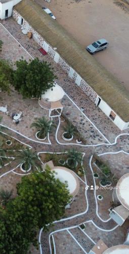 an aerial view of a parking lot with a car at Auberge oued Illij in Atar
