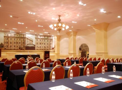 a conference room with tables and chairs and a chandelier at Hotel Geneve CD de Mexico in Mexico City