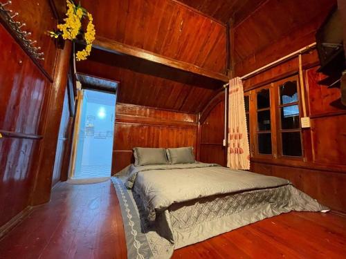 un dormitorio en un barco con una cama en él en J'House, en Sa Pa