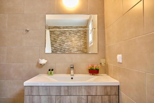 Koupelna v ubytování Olivia Mare Vacation House Corfu