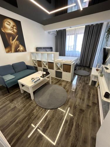 - un salon avec un canapé et une table dans l'établissement Perla Home, à Popeşti-Leordeni