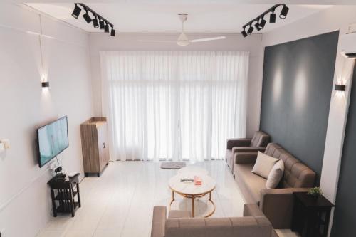 a living room with a couch and a table at 居銮小云顶名宿KLUANG SMALL GENTING HOMESTAY in Kluang
