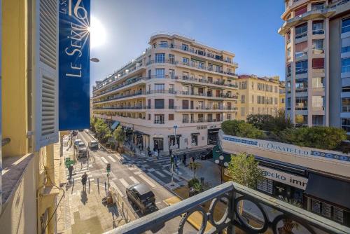 une vue d'une rue de la ville avec des bâtiments dans l'établissement Maison Bianchi - Hôtel des Postes, à Nice