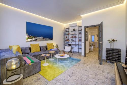 un salon avec un canapé et une table dans l'établissement Maison Bianchi - Hôtel des Postes, à Nice