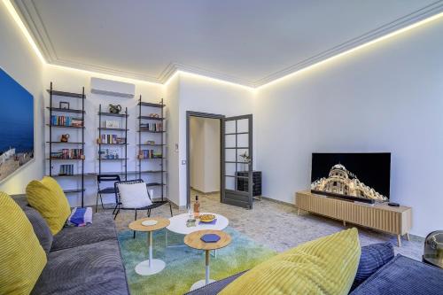 un salon avec un canapé et une cheminée dans l'établissement Maison Bianchi - Hôtel des Postes, à Nice