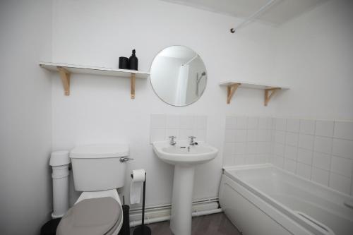 bagno con servizi igienici, lavandino e specchio di Luxury 1 Bed - Duplex Apartments a Leicester
