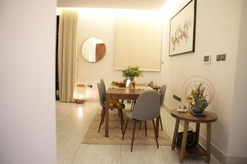 a dining room with a table and chairs at شقة فندقية الماجدية مدخل خاص in Riyadh