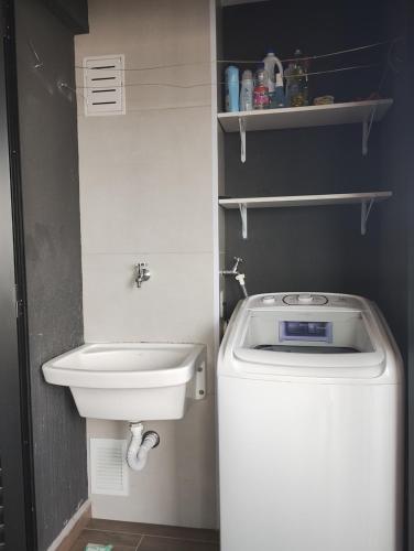 a small bathroom with a toilet and a sink at Apto Resort Brás Piscina, Ar-condicionado in São Paulo