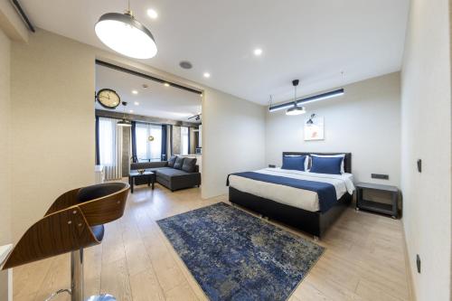 une chambre d'hôtel avec un lit et un salon dans l'établissement The Business Class Suit Karakoy, à Istanbul