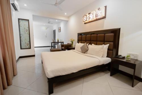 a bedroom with a large bed in a room at Casabela Boutique Hotel in Porvorim