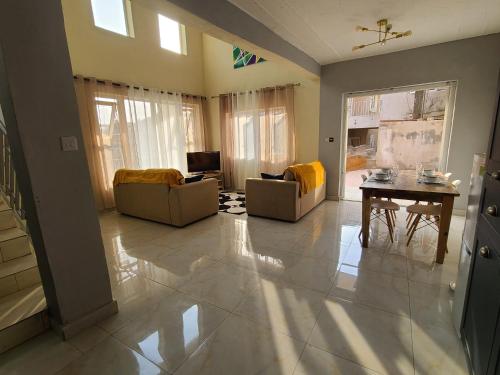 sala de estar con sofás y mesa en Remarkable 3-Bed House in Freetown en Freetown