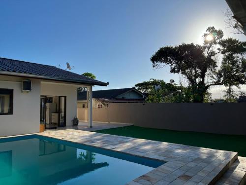 Swimmingpoolen hos eller tæt på Com piscina. Casa para família.