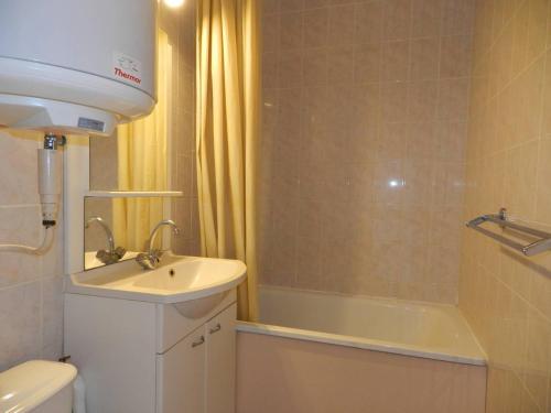 une salle de bain avec un lavabo, des toilettes et une baignoire dans l'établissement Appartement Familial 3 Pièces, 6 Couchages, Proche Plage et Commerces - Bormes-les-Mimosas - FR-1-251-798, à Bormes-les-Mimosas