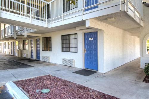 a building with a blue door in a courtyard at Motel 6-Redding, CA - South in Redding