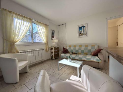 sala de estar con sofá y mesa en Appartement Antibes, 2 pièces, 4 personnes - FR-1-252-19, en Antibes