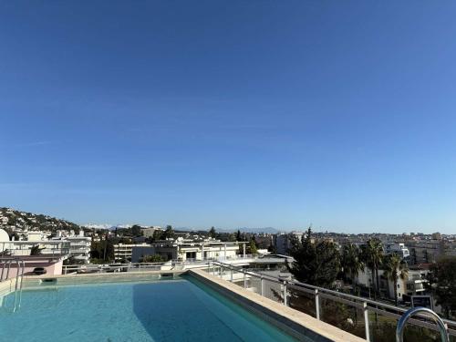 - une vue sur la piscine sur le toit d'un bâtiment dans l'établissement Studio agréable avec loggia, garage et plage à proximité - 2 couchages, Golfe-Juan - FR-1-252-62, au Golfe-Juan