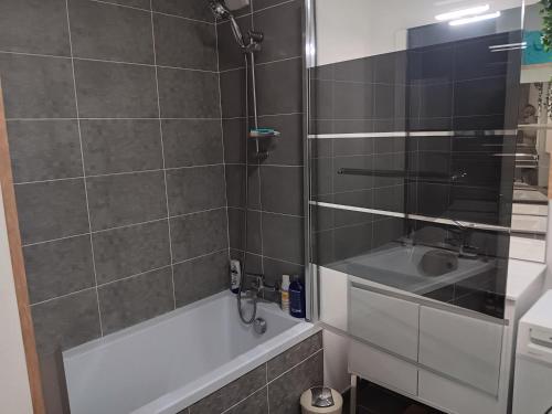 une salle de bain avec une douche, une baignoire et un lavabo dans l'établissement MIRANEO, à Miramas