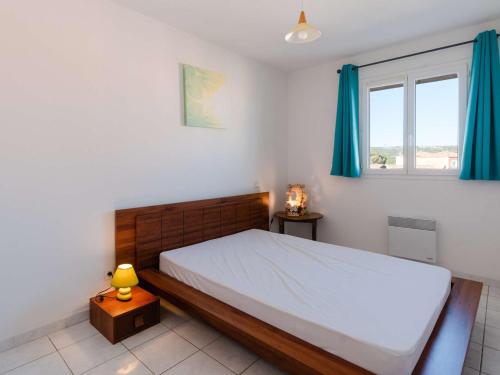 une chambre avec un grand lit avec des rideaux bleus dans l'établissement Appartement T4 Duplex 6 Pers, Balcon, Garage - Narbonne-Plage - FR-1-409-50, à Narbonne-Plage