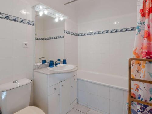 une salle de bain blanche avec des toilettes et un lavabo dans l'établissement Appartement T4 Duplex 6 Pers, Balcon, Garage - Narbonne-Plage - FR-1-409-50, à Narbonne-Plage