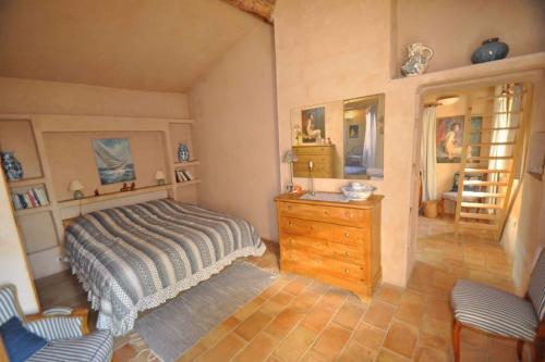 une chambre avec un lit et une commode en bois dans l'établissement Luxury Provencal Villa amidst own vinyards, à Caromb
