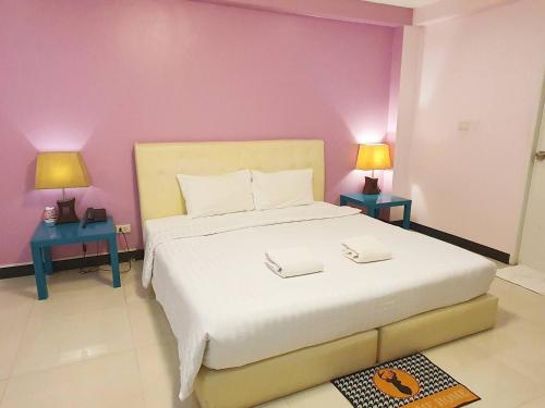1 dormitorio con 1 cama grande y 2 lámparas en las mesas en Donmueang Airport Modern bangkok, en Ban Ko