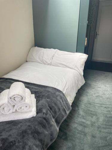 מיטה או מיטות בחדר ב-Anchor Annex